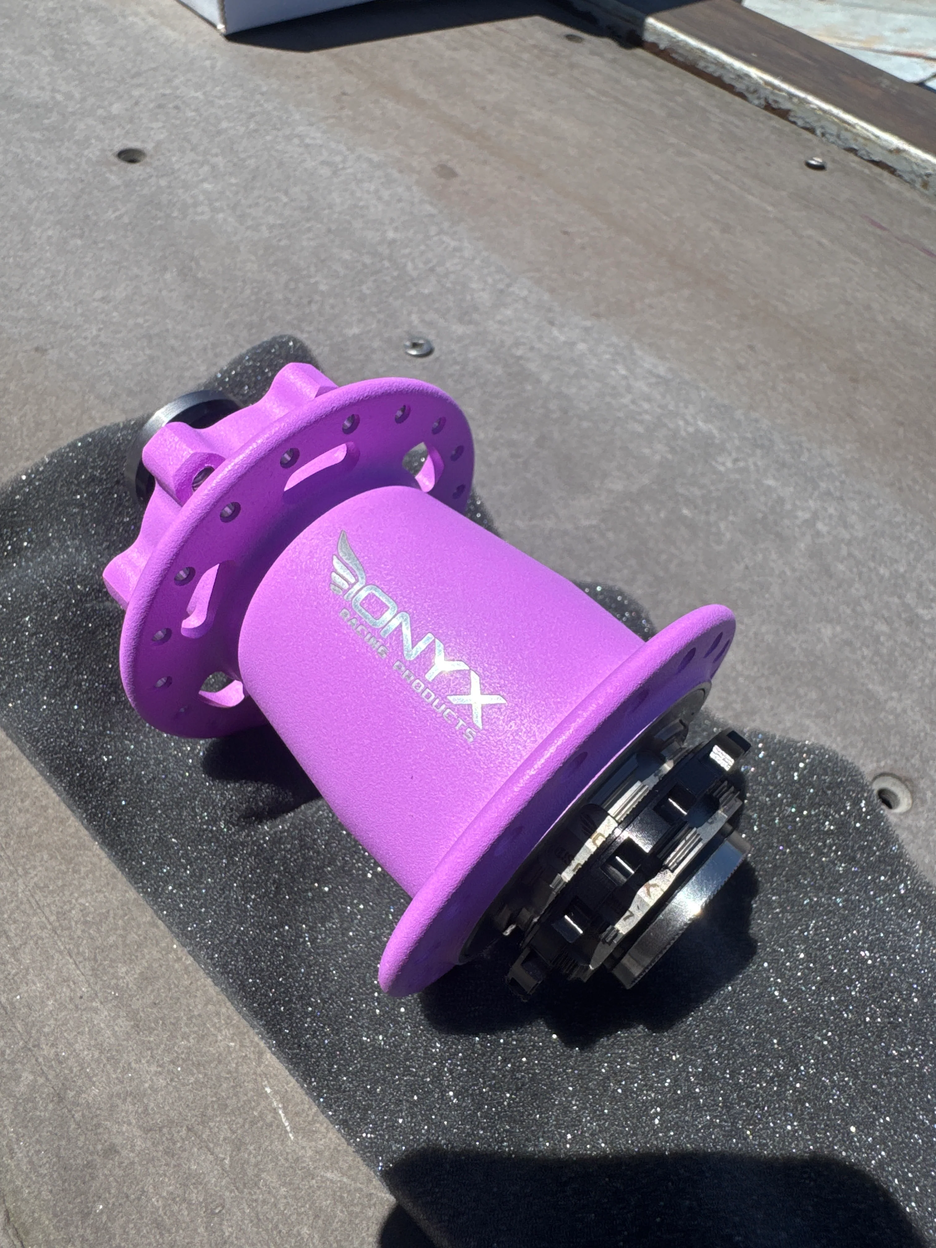 Onyx Hubs Cotm electricfied violet - Image 2